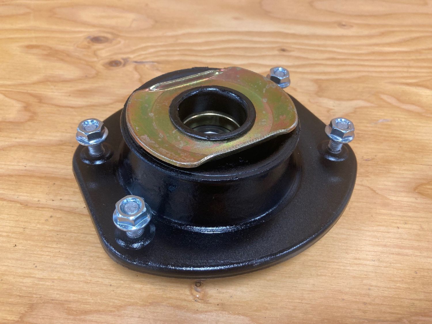 Suspension stut support bearing, front. Dansk