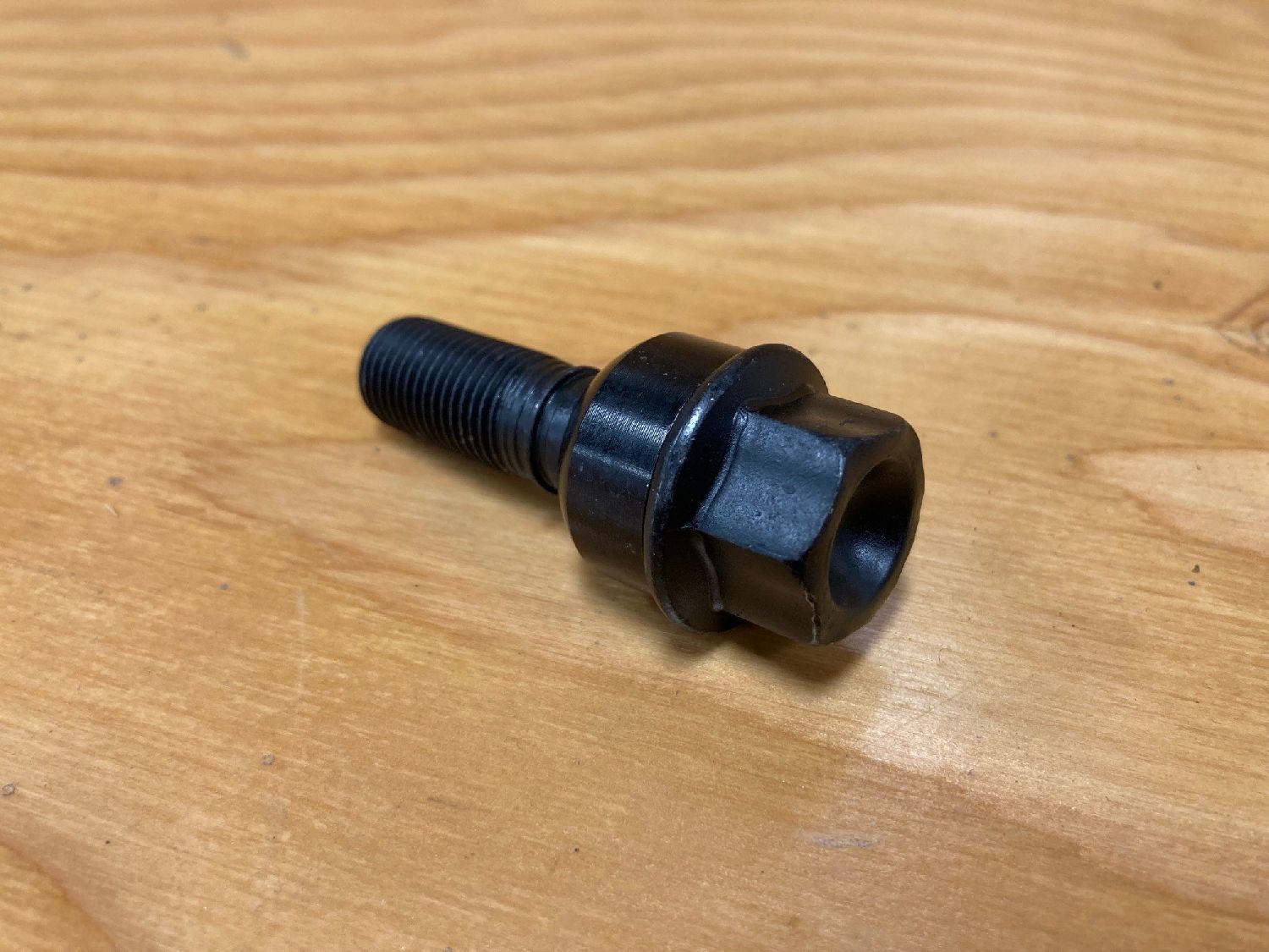 Black zinc coated extended-length 5mm lug bolts